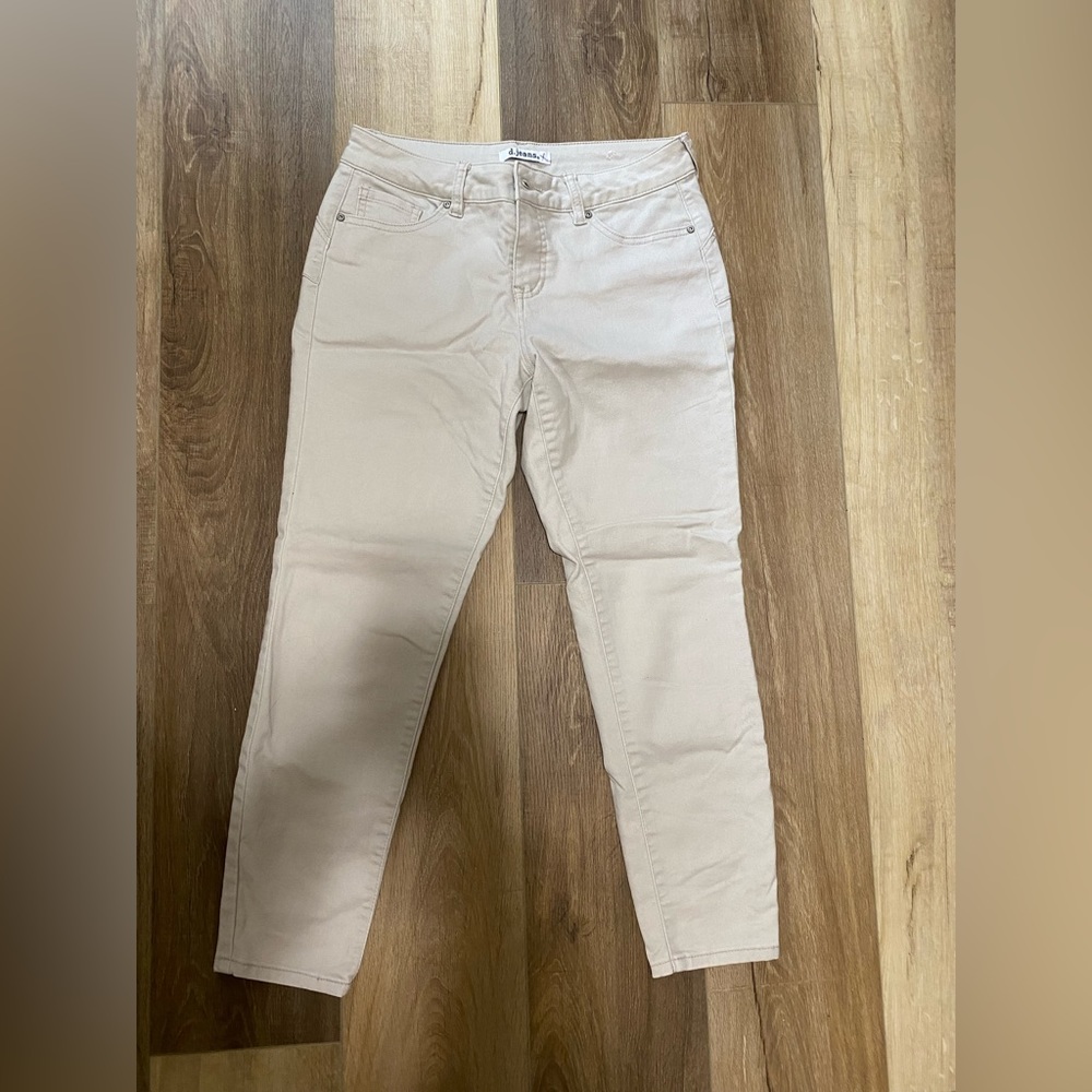 Worn in Tan skinny jeans. In great condition